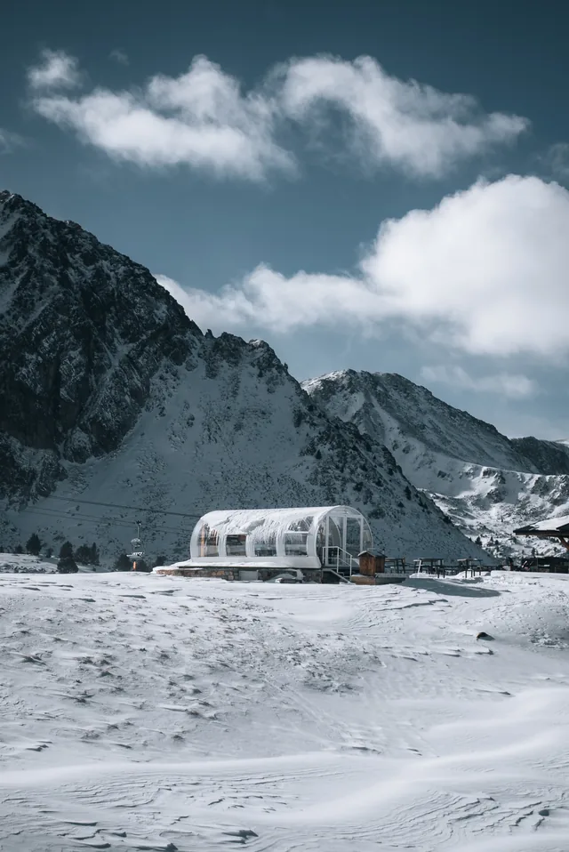 El tubo de cristal de bulthaup Grandvalira, diminuto bajo las cumbres nevadas del sector Grau Roig