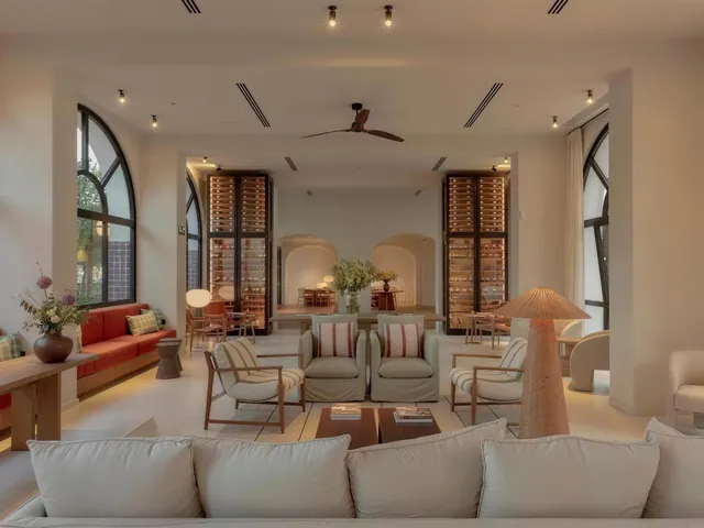 Interior del hotel Elisabeth by the Sea con mobiliario claro y arcos de obra