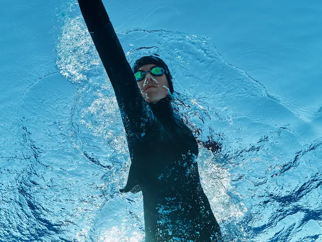 Nadadora en el agua con equipación de Nike Swim vista desde dentro de la piscina