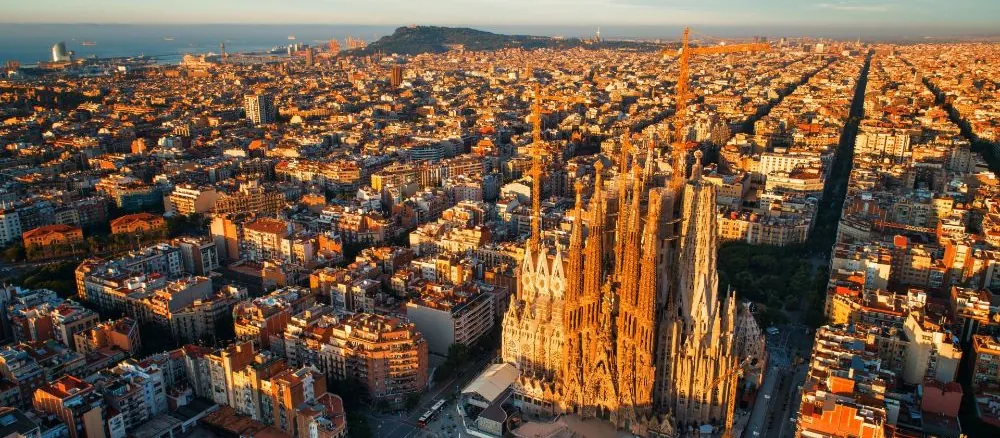 Vista aérea del Eixample de Barcelona con la Sagrada Família al atardecer