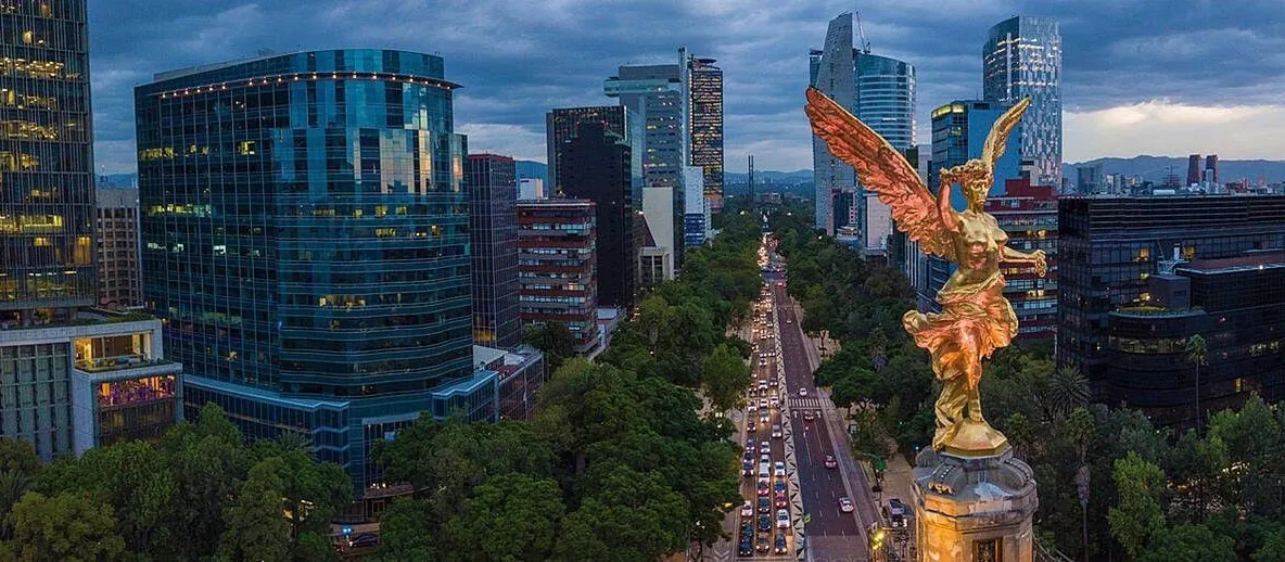 El Ángel de la Independencia sobre Paseo de la Reforma, en Ciudad de México